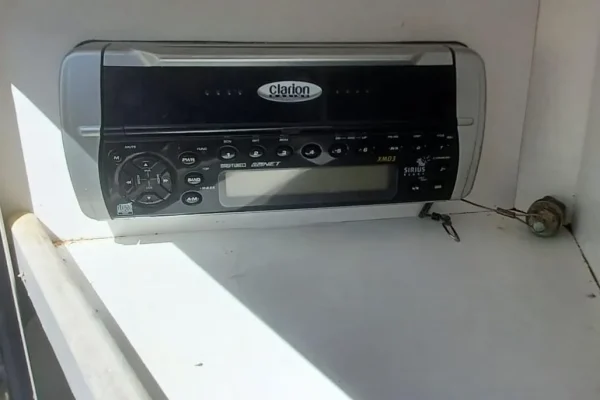 Sea Ray 200 Sundeck - Image 17